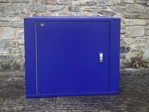 Picture of a blue R8 newspaper store