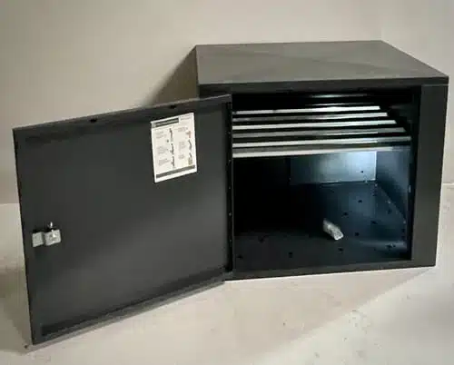 Picture of R8 unattended delivery cabinet with a shelf